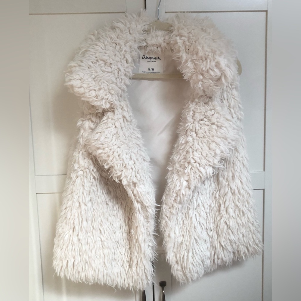 Aeropostale Fluffy Vest Size Medium GUC